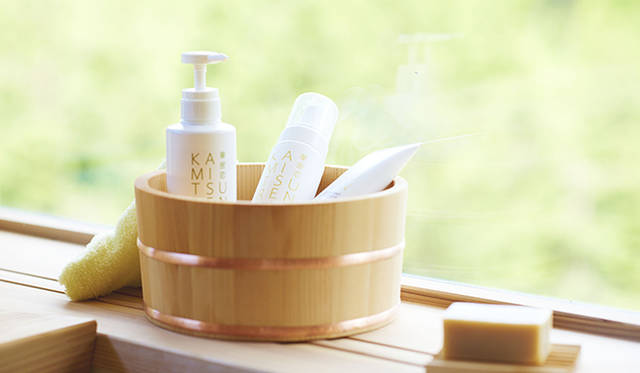 お風呂のアメニティは「華密恋」のスキンケア商品。