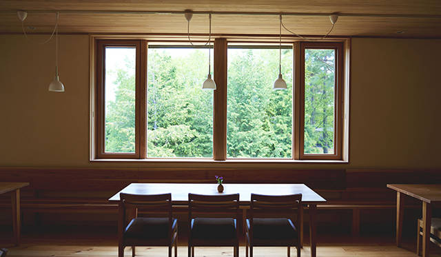 食堂。宿泊客同士で交流ができる。