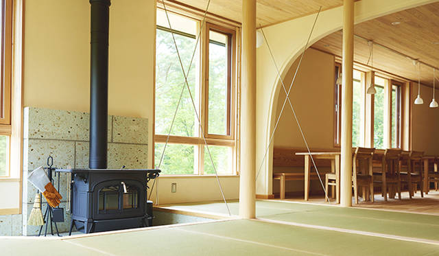 薪ストーブを囲めば、会話もはずむ。