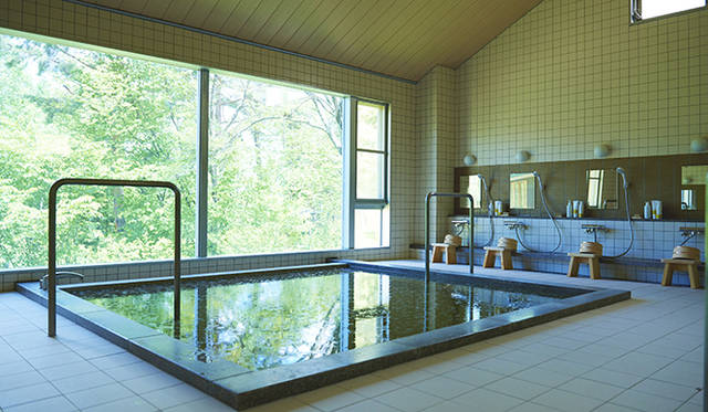 濃密なカミツレエキスを詰めこんだ「華密恋の湯」が楽しめる。