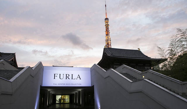 <strong>FURLA｜フルラ</strong><br />2015-16秋冬コレクション展示会の会場となった東京・増上寺の光摂殿