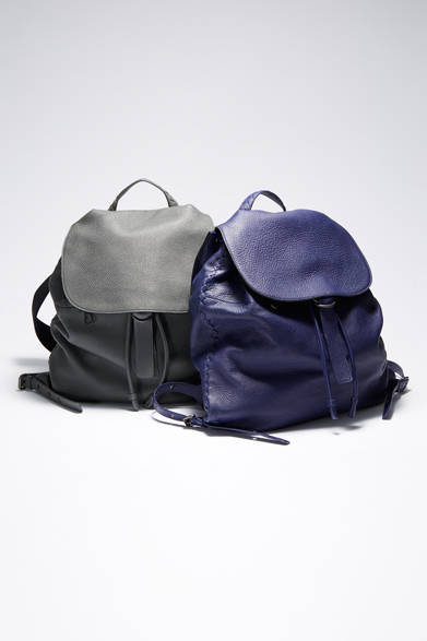 バックパックは「ボッテガ・ヴェネタ」の今季的な着こなしを完成させる重要なアイテム。チェルボレザーで仕上げられたバッグは、上質な素材だけが醸し出す、くったりとした柔らかなニュアンスがリュクスさを物語る。 <br><br>  バッグ[W43×H42.5×D19cm]各39万4200円／ボッテガ・ヴェネタ<br><br><strong>< イベント情報 ></strong><br>控えめな美しさ、品質、職人技......。「ボッテガ・ヴェネタ」は1966年にイタリア・ヴェネト地方に創設されて以来、ラグジュアリーの新たなスタンダードを作り上げてきたブランド。今回、開催されるコレクションでは、メンズのバッグを中心に、イベントのためだけに特別に用意されたアイテムを展開。 <br><br>  期間／6月24日(水)〜30日(火) <br> 場所／阪急メンズ大阪1階 特設スペース <br><br>  