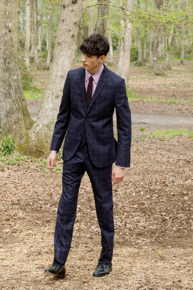素材感のあるフランネル地のセットアップは、ネイビーにボルドー×ブルーのウインドーペンを配したデザイン。コンパクトなショルダーから シェイプされたウエストへと流れるシルエットが、クラシカルな柄を品のあるモードへと昇華させた。<br><br>ジャケット24万4080円、ジレ10万9080円、 パンツ9万5040円、シャツ5万760円、タイ2万3760円、ベルト5万8320円、シューズ10万2600円／グッチ<阪急メンズ大阪2階><阪急メンズ東京2階>