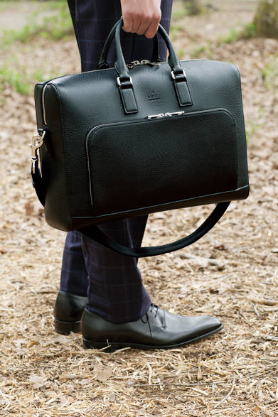 上質なレザーを使ったブリーフケースは、ビジネススタイルを格上げする存在感が魅力。パターンワークとステッチでエッジを立たせたデザインも端正でスーツと好相性。前面のポケットにはカードホルダーやペンホルダーも装備。 <br><br>  バッグ[W40×H28×D13cm]30万4560円／グッチ<阪急メンズ大阪2階><阪急メンズ東京1階>