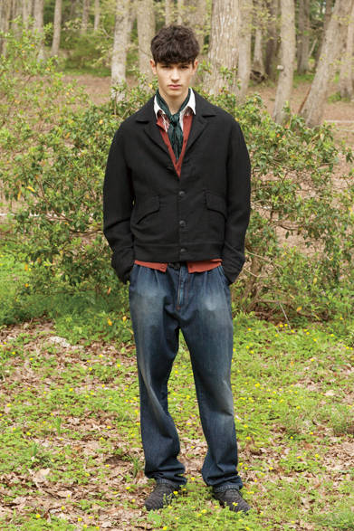 2プリーツのゆったりとしたデニムに、テーラードカラーのブルゾンを合わせ、洗練されたラフさが漂うスタイリングに。落ち着きのあるブリックカラーのカーディガンとグリーンのスカーフを差し色にした、大人の遊びを感じさせるコーディネート。 <br><br>  ブルゾン24万3000円、パンツ6万1560円、カーディガン12万9600円、シャツ9万7200円、スカーフ3万5640円、シューズ10万9080円／ボッテガ・ヴェネタ<阪急メンズ大阪2階>