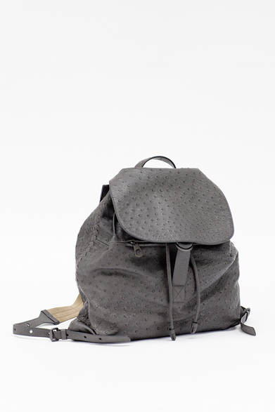 「ボッテガ・ヴェネタ」の今シーズンの着こなしのキーアイテムとなっているのが、バックパック。コレクションのランウェイでも登場したオーストリッチのバックパックは、カジュアルなデザインながらもラグジュアリーなテーストに満ちた逸品。 <br><br>  バッグ[W43×H42.5×D19cm]108万円／ボッテガ・ヴェネタ<阪急メンズ大阪2階>