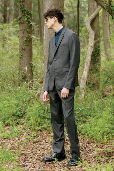 レザーのトリミングが施されたシンプルなジャケットとパンツのセットアップは、アングロサクソンのカレッジテーストにインスパイアされたもの。そのクリーンな着こなしのアクセントとなるのが、ブラックウォッチ柄のボタンダウンシャツ。 <br><br>  ジャケット37万8000円、パンツ14万400円、シャツ8万5320円、シューズ14万400円、サングラス7万4520円／ディオール オム<阪急メンズ大阪2階>
