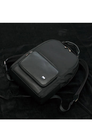 カレッジテイストを象徴するアイテムとして登場したバックパックは、ラグジュアリーとスポーツテーストが融合。シボ入りの上質なフレンチカーフとキャンバスをミックスしたデザインは、今季らしさを薫らせる小物として手に入れておきたい。 <br><br>  バッグ[W28×H45×D17cm]32万4000円／ディオール オム<阪急メンズ大阪2階>