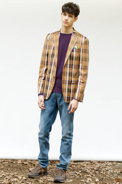 マルチカラーのチェックジャケットは、インナーにウール×カシミヤのニットを合わせたエフォートレスな着こなしで。ウォッシュドデニムを合わせたリラックス感のあるコーディネートにも、チーフを加えて「エトロ」らしい遊び心を効かせてみては。 <br><br>  ジャケット20万5200円、ニット10万3680円、パンツ8万5320円、チーフ1万7280円、シューズは参考商品／エトロ<阪急メンズ大阪3階><阪急メンズ東京3階>