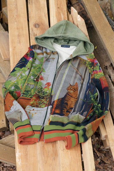 ボタニカル柄とネコをモチーフにした、カラフルなプリントのパーカ。フード部分に通されたドローコードは身頃と共布で、アイテムとしての統一感が高められている。リラックス感とインパクトを両立させたデザインが個性的。 <br><br>  パーカ10万3680円／エトロ<阪急メンズ大阪3階><阪急メンズ東京3階>