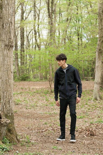 しわ加工を施したジャージー素材に一部コットンをあしらったジップアップパーカ。立体的なパターンで縫製されたバイカーパンツを合わせて。足元は短丈のパンツとも相性の良い、ミドルカットのヌバック素材のスニーカーを。 <br><br>  パーカ13万7160円、Tシャツ5万5080円、パンツ10万3680円、シューズ8万3160円(いずれも百貨店限定)　※いずれも7月中旬入荷予定／ランバン<阪急メンズ大阪2階><阪急メンズ東京2階>