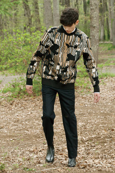 丸みのあるモードなショルダーラインを形成するトップスは、ジャカードでカモフラージュ柄を描いたニット。ボリュームのあるトップスに対して、ボトムスをシンプルでミニマルなパンツにすれば、今季的なバランスの取れたスタイルを楽しめる。 <br><br>  トップス16万8480円、シャツ4万5360円、パンツ6万480円、シューズ17万3880円／ジバンシィ<阪急メンズ大阪2階><阪急メンズ東京2階>