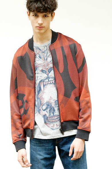スカルをグラフィカルにアレンジしたブルゾンは、インナーにインパクトあるプリントが印象的なTシャツを合わせて。ベーシックなスリムシルエットのデニムはライトゴールドのリベットと赤いレザーパッチがアイコニック。 <br><br>  ブルゾン10万5840円、Tシャツ6万3720円、デニム7万200円(いずれも阪急メンズ限定)　※いずれも6月下旬入荷予定／アレキサンダー・マックイーン<阪急メンズ大阪2階『ガラージュ D.エディット』><阪急メンズ東京2階>