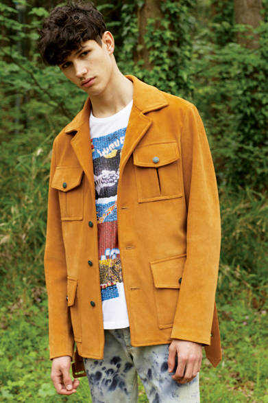  1970年代のノスタルジックなロックテーストをモダンな解釈によって再現。カーフスエードのスポーツブルゾンは前身頃に切り替えを入れず、すっきりとした顔立ちに。さらにスポットブリーチを施したデニムが着こなしに刺激をプラスする。 <br><br>  ブルゾン50万40円、カットソー3万4560円、パンツ9万5040円、シューズ13万680円／メゾン マルジェラ<阪急メンズ大阪2階><阪急メンズ東京2階>