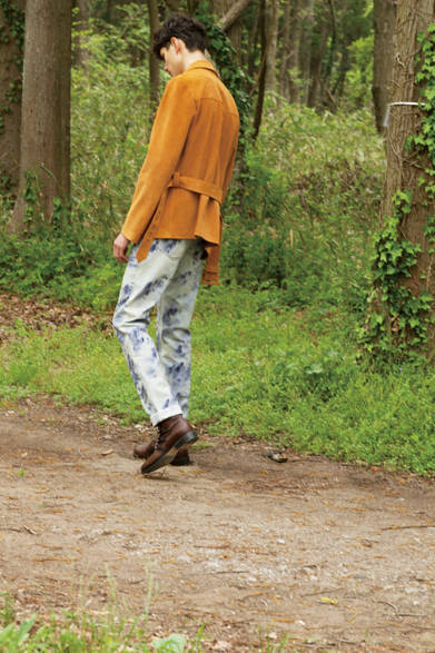  1970年代のノスタルジックなロックテーストをモダンな解釈によって再現。カーフスエードのスポーツブルゾンは前身頃に切り替えを入れず、すっきりとした顔立ちに。さらにスポットブリーチを施したデニムが着こなしに刺激をプラスする。 <br><br>  ブルゾン50万40円、カットソー3万4560円、パンツ9万5040円、シューズ13万680円／メゾン マルジェラ<阪急メンズ大阪2階><阪急メンズ東京2階>