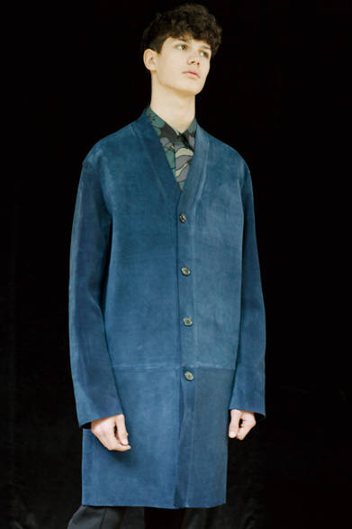 表革が裏張りされたボンディングスエードのコートは、ドロップショルダーの流れ落ちるようなすっきりとしたフォルムが特徴。カラーレスのカーディガン調のデザインなので、気軽に羽織るだけでコーディネートにモダンなテイストを加えてくれる。 <br><br>  コート46万1160円　※6月中旬入荷予定、シャツ6万5880円、パンツ9万2880円　※シャツ、パンツは7月下旬入荷予定／マルニ<阪急メンズ大阪2階『ガラージュ D.エディット』><阪急メンズ東京2階><br><br>  <strong>「マルニ」2015年秋冬コレクション受注会</strong> <br><br> 受注会期間中は、サンプルが用意されており、注文品は、11月〜12月に入荷次第納品となる。写真のコートは、サイズやカラーのオーダーもできる。■6月18日(木)〜22日(月)阪急メンズ東京2階、4階■7月2日(木)〜6日(月)阪急メンズ大阪2階『ガラージュ D.エディット』