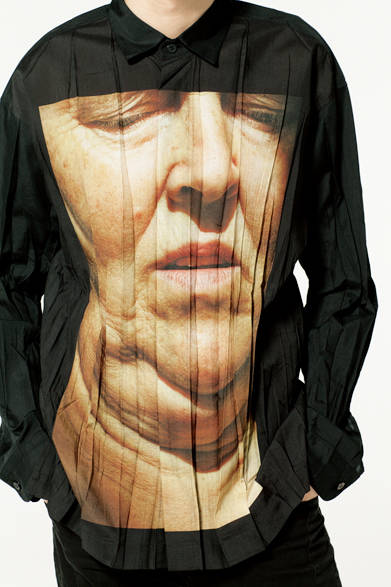 2015年秋冬コレクションでも発表された、写真家藤原聡志氏とのコラボレーションシリーズ。アート作品をプリントしたシャツは独創性の高い仕上がりで、コーディネートに唯一無二の個性をプラスしてくれる。 <br><br>  シャツ3万9960円※7月上旬入荷予定／イッセイ ミヤケ メン<阪急メンズ大阪3階><阪急メンズ東京3階>