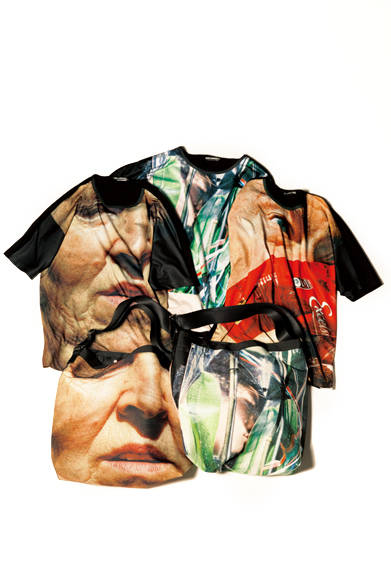 ジャパンフォトアワード2014でステラ・スッチ賞を受賞した藤原聡志氏。彼の「Code Unknown」と名づけられた作品から3作品を、Tシャツやバッグなどにプリント。アーティスティックな美しさと秘められたメッセージ性が単調な着こなしを一変する。 <br><br>  上:Tシャツ各2万1600円、下:バッグ[W46×H45cm]各1万7280円　※いずれも7月上旬入荷予定／イッセイ ミヤケ メン<阪急メンズ大阪3階><阪急メンズ東京3階>