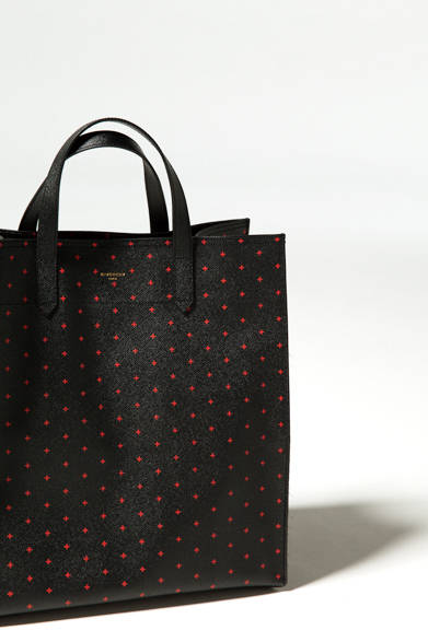 レッドクロスがあしらわれたカーフスキンのトートバッグ。やや広めのマチとショルダーストラップが付属することで、日常的な使い勝手の良さがアップ。 <br><br>  バッグ[W36.5×H38×D19cm]20万1960円／ジバンシィ<阪急メンズ大阪2階><阪急メンズ東京2階>