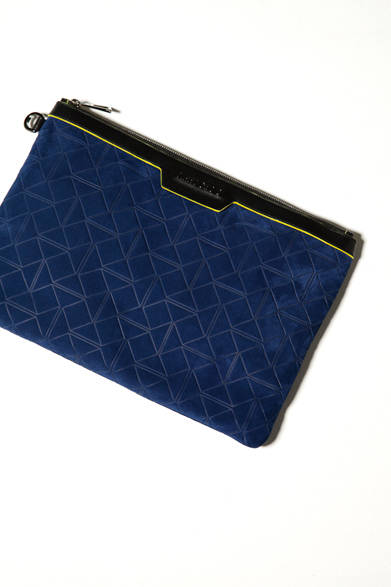 深みのあるブルーカラーのスエードを使ったバッグは、発売以来人気を博しているビッグクラッチ。折り紙をイメージさせるエンボス加工もオリジナリティーをアピール。 <br><br>  バッグ[W39×H27×D1cm]12万2040円(阪急メンズ限定)／ジミー チュウ<阪急メンズ大阪2階><阪急メンズ東京2階>