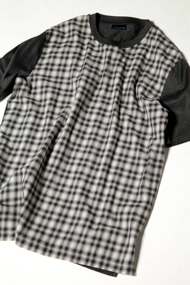 前身頃にのみプリントを施したTシャツは、アームと後身頃を切り替えて、よりグラフィカルな印象に。インナー使いはもちろん一枚で着ても絵になるアイテムだ。 <br><br>  Tシャツ5万5080円(百貨店限定)　※7月中旬入荷予定／ランバン<阪急メンズ大阪2階><阪急メンズ東京2階>
