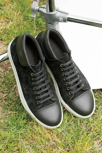 「ランバン」の定番アイテムであるスニーカーにミドルカットモデルが登場。アッパーとキャップトゥの切り替えはそのままに、よりスポーティーなテイストが強調されている。<br><br>  シューズ8万3160円(百貨店限定)　※7月中旬入荷予定／ランバン<阪急メンズ大阪2階><阪急メンズ東京2階>