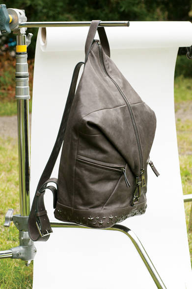 現代的かつクラシックに表現されたバックパック。ふたつのジッパー部分は留める位置によって形状が変化する2way仕様だ。 <br><br>  バッグ[W29.5×H48×D18cm]24万3000円／ジミー チュウ<阪急メンズ大阪2階><阪急メンズ東京2階>