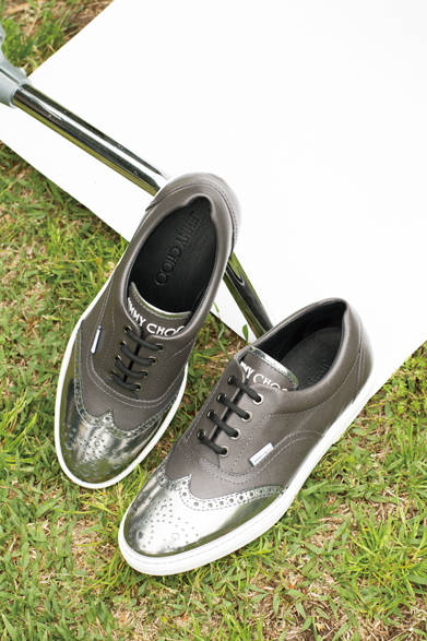 スニーカーはスケートカルチャーにインスパイアされたもので、サフィアーノレザーとミラー加工のレザーがブランドの個性を表現。 <br><br>  シューズ9万2880円／ジミー チュウ<阪急メンズ大阪2階><阪急メンズ東京2階>