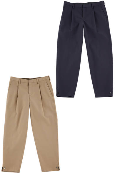 エレガンスの中にも、力の抜けたリラックス感があるのが「カラー」の魅力。なかでも強撚糸を使ったワンタックのテーパードパンツは、裾にスナップボタンがついたデザインで、着こなしに軽快なイメージをもたらしてくれる。 <br><br>  パンツ各3万8880円／カラー<阪急メンズ大阪2階『ガラージュ D.エディット』>