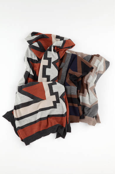軽くてなめらかなウールストールは、ネイティブインディアン調のモチーフと大胆な色使いが特徴的。シンプルな着こなしにもアクセントとなる巻き物は、複数所有しておくのがベター。 <br><br>  ストール各4万1040円／カラー<阪急メンズ大阪2階『ガラージュ D.エディット』>
