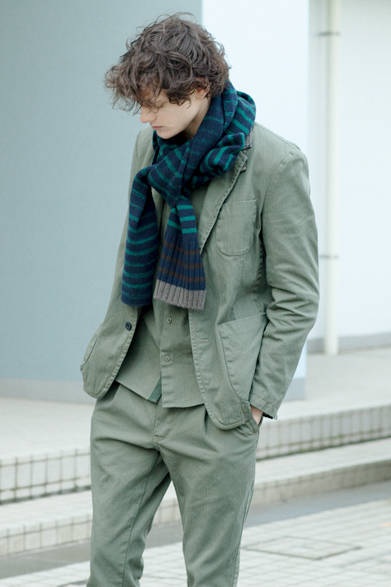 コットンヘリンボーンのジャケット、シャツ、パンツからなる3ピース。シャツはピンホールカラーにブザムがあしらわれており、包みボタンというドレッシーな仕様。ワークとリラックス、そしてドレス感覚が巧みにミックスされている。 <br><br>  ジャケット7万3440円、シャツ4万7520円、パンツ4万6440円、ストール3万2400円／サカイ<阪急メンズ大阪2階『ガラージュ D.エディット』>