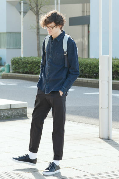 デニムのブルゾン感覚で取り入れることができる張りのあるシャツジャケットは、日常的なスタイルをセンスアップするにはうってつけのアイテム。ウエストにシャーリングの入ったコットンギャバジンのパンツで力の抜けたスタイリングに。 <br><br>  シャツ2万9160円、Tシャツ9720円、パンツ2万9160円、シューズ4万6440円、バッグ[W38×H44×D14cm]2万7000円／アー・ペー・セー<阪急メンズ東京4階>