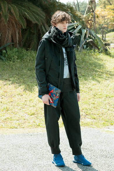 スポーツとミリタリーをミックスしたジャケットは、ヨーク部分にファスナーを設けて、ベンチレーション機能をもたせた実力派。同素材のパンツとメタリックパンチングプリントのスウェットシャツを合わせて、エッジの効いたスポーツミックスを楽しみたい。 <br><br>  ジャケット7万6680円、トップス3万3480円、パンツ3万8880円、シューズ5万220円、スカーフ2万7000円、バッグ[W31×H23.5×D1.5cm]1万9440円／ワイスリー<阪急メンズ大阪2階『ガラージュ D.エディット』><阪急メンズ東京4階>