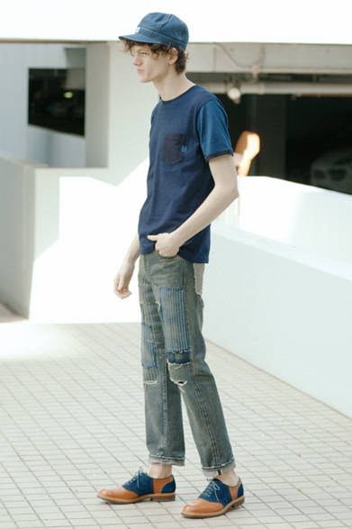 ポケット、トリム、ボディー、アームのパーツをインディゴのグラデーションでマルチパターンにしたカラーリングが特徴のTシャツ。リペア加工が施されたデニムはロールアップして全身をインディゴトーンで統一すれば、ほど良い抜け感を醸し出せる。 <br><br>  カットソー1万800円(阪急メンズ先行販売)、パンツ6万2640円、シューズ4万9680円、キャップ6,480円／ネイバーフッド<阪急メンズ大阪2階『クアドロフェニア』><阪急メンズ東京4階>