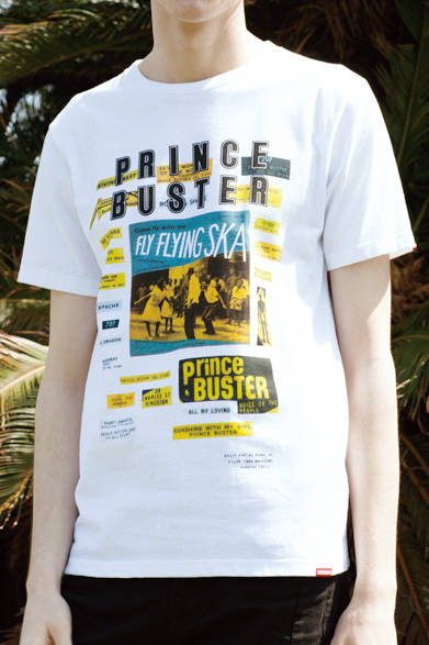 「プリンス バスター」とのスペシャルコラボTシャツは全14型。そのなかからおすすめをピックアップ。「LINGER ON」の7インチプリントやデザイナーが選んだスカに限定した曲名、アルバムのアートワークなどのバリエーションが揃う。 <br><br>Tシャツ1万800円<阪急メンズ大阪2階『クアドロフェニア』><阪急メンズ東京4階『ガラージュ D.エディット』>