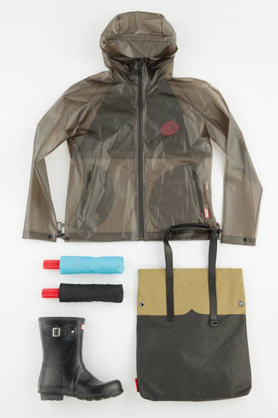 透け感のあるレインウエアやラバーコーティングされたバッグ、定番のレインシューズなど、いずれも実用性とお洒落感をあわせもっているのが「ハンター」の特徴。雨の日を楽しむためのパートナーとして所有しておきたい。 <br><br>  ブルゾン2万9160円、バッグ[W36.5×H44.5×D6cm]4万2120円、傘各6,480円、シューズ1万4040円／ハンター<br><br><strong>< イベント情報 ></strong><br>ウェリントンブーツ(レインブーツ)が有名な英国のブランド「ハンター」。2014年秋冬からクリエーティブディレクターにアラスデア・ウィリスを迎え、ついにロンドンコレクションでデビュー。その注目のブランドが期間限定で登場する。 <br><br>  期間／6月10日(水)〜16日(火) <br>  場所／阪急メンズ大阪1階 イベントスペース <br><br>  