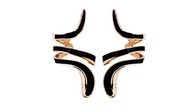 ピアス［PG×セラミック］各17万8000円（片耳展開）