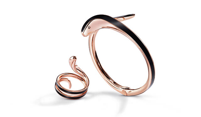 左：リング［PG×セラミック×ダイヤモンド］19万9800円右：ブレスレット［PG×セラミック×ダイヤモンド］39万9600円