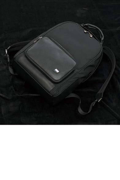 カレッジテイストを象徴するアイテムとして登場したバックパックは、ラグジュアリーとスポーツテーストが融合。シボ入りの上質なフレンチカーフとキャンバスをミックスしたデザインは、今季らしさを薫らせる小物として手に入れておきたい。 <br><br>  バッグ[W28×H45×D17cm]32万4000円／ディオール オム<阪急メンズ大阪2階>