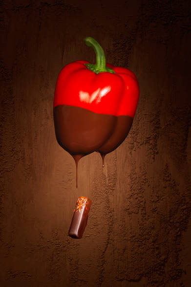 コンポートにした赤パプリカのまろやかなうまみを生かした、フルーツと野菜の合いの子のような味わいが特徴のダークガナッシュ「ガナッシュ ポワヴロン ルージュ」