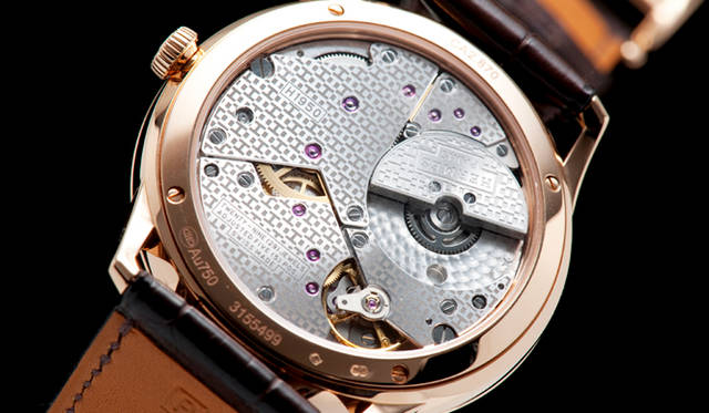 <strong>スリム ドゥ エルメス 39.5mm</strong><br> ケース｜18Kローズゴールド、ステンレススチール 直径｜39.5mm<br> ムーブメント｜自動巻き（Cal.H1950）<br> ストラップ｜アリゲーター<br> 防水｜3気圧<br> 発売時期｜2015年秋予定<br> 予価｜204万1200円<br>