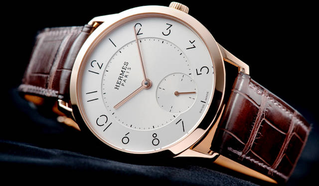 <strong>スリム ドゥ エルメス 39.5mm</strong><br> ケース｜18Kローズゴールド、ステンレススチール 直径｜39.5mm<br> ムーブメント｜自動巻き（Cal.H1950）<br> ストラップ｜アリゲーター<br> 防水｜3気圧<br> 発売時期｜2015年秋予定<br> 予価｜204万1200円<br>