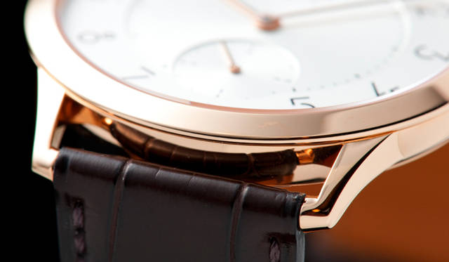 <strong>スリム ドゥ エルメス 39.5mm</strong><br> ケース｜18Kローズゴールド、ステンレススチール 直径｜39.5mm<br> ムーブメント｜自動巻き（Cal.H1950）<br> ストラップ｜アリゲーター<br> 防水｜3気圧<br> 発売時期｜2015年秋予定<br> 予価｜204万1200円<br>