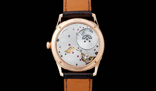 <strong>スリム ドゥ エルメス 39.5mm</strong><br> ケース｜18Kローズゴールド、ステンレススチール 直径｜39.5mm<br> ムーブメント｜自動巻き（Cal.H1950）<br> ストラップ｜アリゲーター<br> 防水｜3気圧<br> 発売時期｜2015年秋予定<br> 予価｜204万1200円<br>