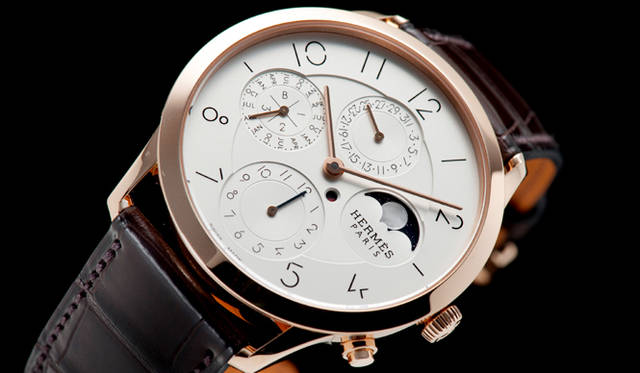 <strong>スリム ドゥ エルメス 39.5mm</strong><br>ケース｜18Kローズゴールド、ステンレススチール直径｜39.5mm<br>ムーブメント｜自動巻き（Cal.H1950）<br>ストラップ｜アリゲーター<br>防水｜3気圧<br>発売時期｜2015年秋予定<br>予価｜204万1200円<br>