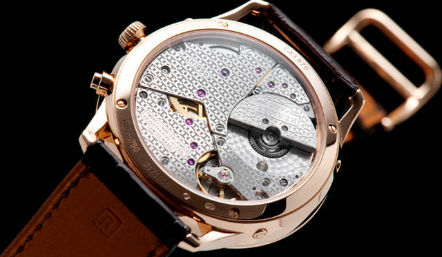 <strong>スリム ドゥ エルメス 39.5mm</strong><br> ケース｜18Kローズゴールド、ステンレススチール 直径｜39.5mm<br> ムーブメント｜自動巻き（Cal.H1950）<br> ストラップ｜アリゲーター<br> 防水｜3気圧<br> 発売時期｜2015年秋予定<br> 予価｜204万1200円<br>