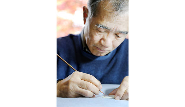 <strong>スリム ドゥ エルメス 駒くらべ</strong><br> ケース｜18Kホワイトゴールド<br> 直径｜39.5mm<br> ムーブメント｜自動巻き（Cal.H1950）<br> ストラップ｜アリゲーター<br> 防水｜3気圧<br> 発売時期｜2015年秋予定<br> 予価｜754万9200円<br>