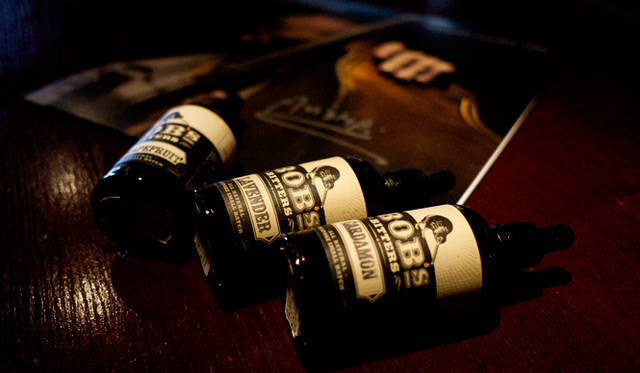 個人的にはボブズ・ビターズのなかでも「ラベンダー」がお気に入り。このビターズにかんしては、リキュールというよりも、アロマエッセンスのような華やかさがあり、香りが立つ傾向があるとおもっています。だからこそ、ジントニックに「ラベンダー」をくわえると、もともと備えていたジンの薬草的フレーバーと相乗効果を発揮してくれるのです。