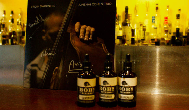 奥に写っているのが、5月の来日時に手に入れたレコード。ちなみに私個人はコレクターでもなんでもありません。ただ、音質の好みもあるとはおもいますが、モノとしての恰好よさに関しては、CDよりもレコードに分が上がってしまうような気がして、ついつい購入してしまいます。