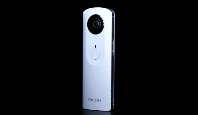 <strong>「RICOH THETA（m15）」</strong><br>わずか幅42mm、厚さは22.8mmで片手で簡単に操作できる<br><br><strong>リコーイメージング　お客様相談センター</strong><br>Tel. 0570-001313<br>http://theta360.com/ja/<br>